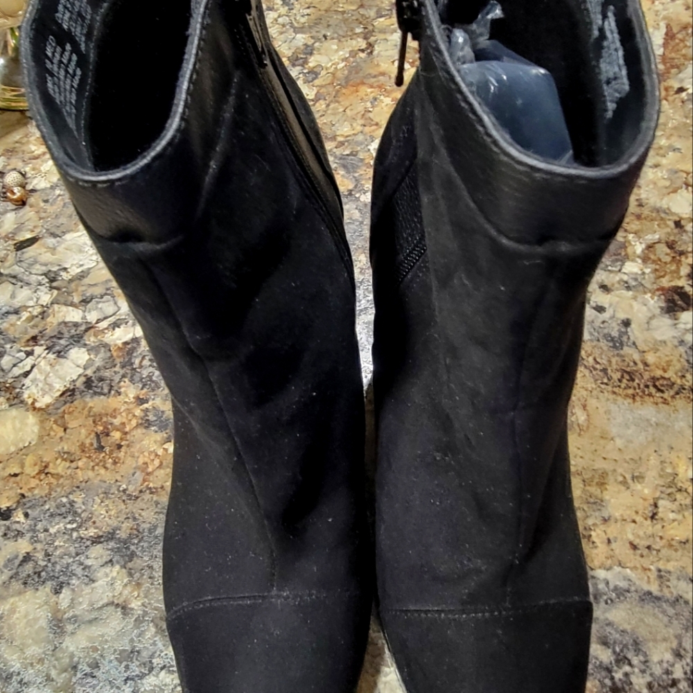 New w/out tags Juicy Couture Livia Ankle Boots Women's 10